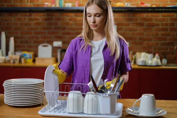 Mooie jonge vrouw werkt in de keuken — Stockfoto