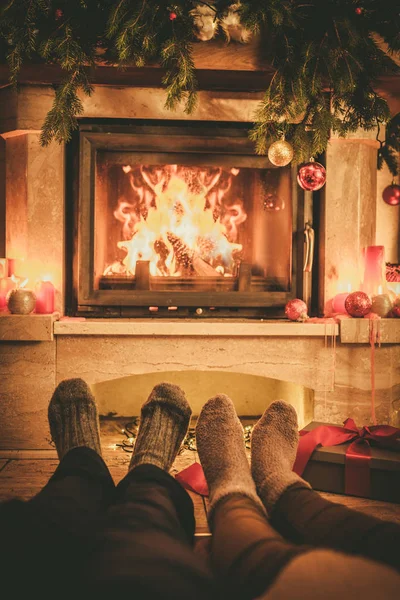 Familia en calcetines cerca de la chimenea — Foto de Stock