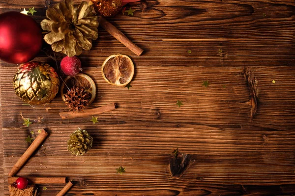 Holztisch mit Weihnachtsdekoration — Stockfoto