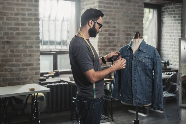 Designer de moda trabalhando em seu estúdio — Fotografia de Stock