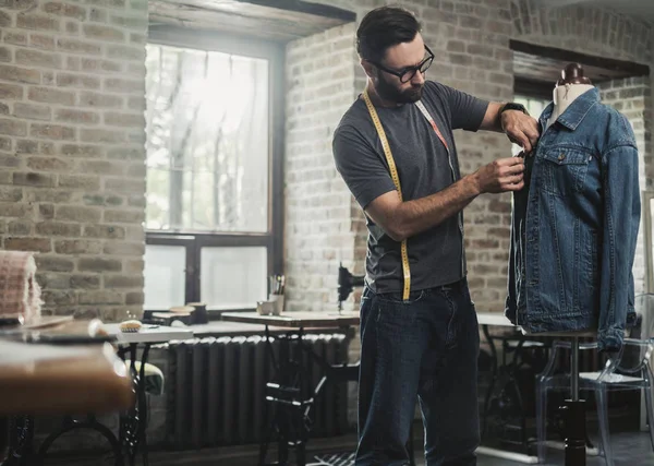 Diseñador de moda trabajando en su estudio — Foto de Stock