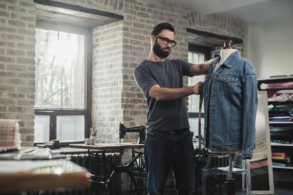 Designer de moda trabalhando em seu estúdio — Fotografia de Stock