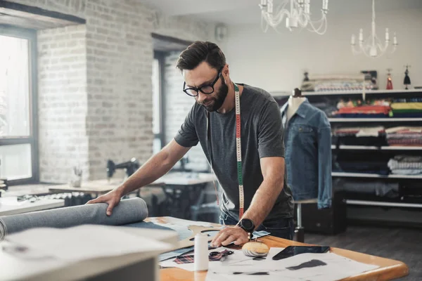 Modeontwerper werken in zijn atelier — Stockfoto