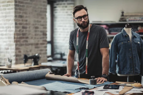 Diseñador de moda trabajando en su estudio —  Fotos de Stock