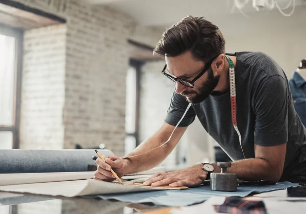 Diseñador de moda trabajando en su estudio — Foto de Stock