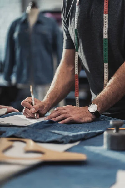 Diseñador de moda trabajando en su estudio —  Fotos de Stock