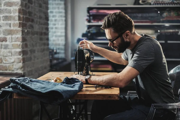 Diseñador de moda trabajando en su estudio — Foto de Stock