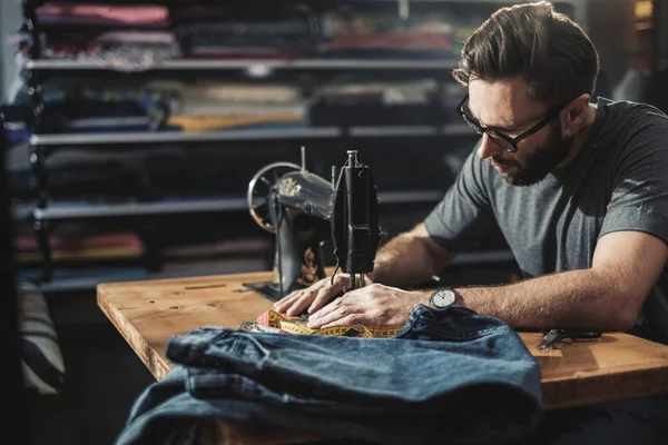 Diseñador de moda trabajando en su estudio —  Fotos de Stock