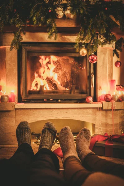 Familie in Socken am Kamin — Stockfoto