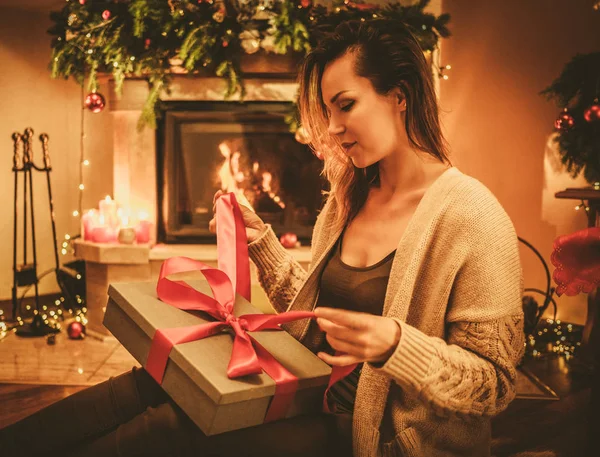 Hermosa mujer youn con un regalo de Navidad — Foto de Stock