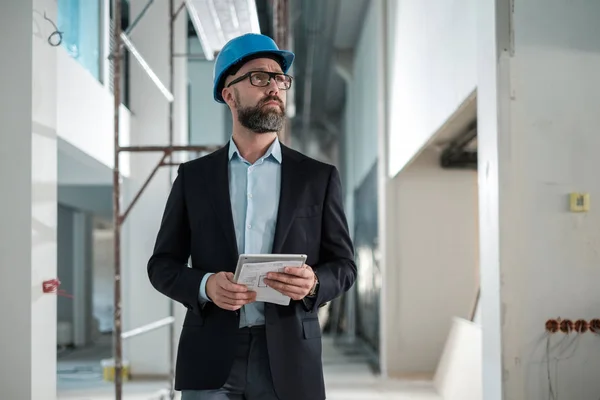 Μεσήλικες μηχανικός hardhat — Φωτογραφία Αρχείου