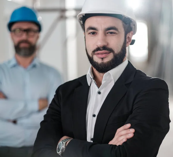 Ingénieurs en hardhats avoir une conversation — Photo