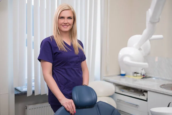 Jovem linda mulher loira dentista na cirurgia dentistas — Fotografia de Stock