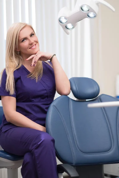 Joven hermosa mujer rubia dentista en la cirugía dentistas —  Fotos de Stock