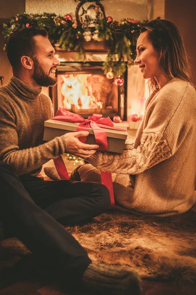 Schöne junge Frau mit einem Weihnachtsgeschenk — Stockfoto
