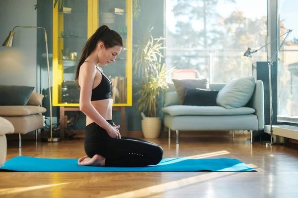 Wanita berlatih yoga di rumah di rumah — Stok Foto