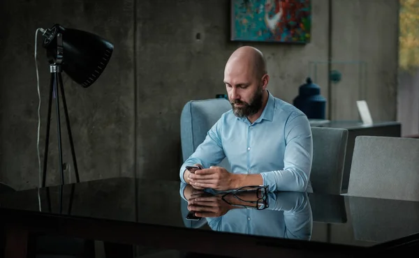 Diseñador de mediana edad trabajando en la oficina —  Fotos de Stock