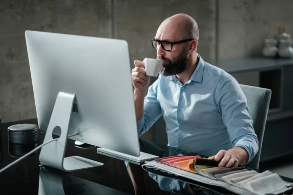 Medelålders designer arbetar på kontor — Stockfoto