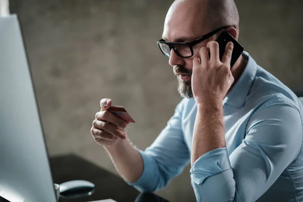 Designer di mezza età che lavora in ufficio — Foto Stock