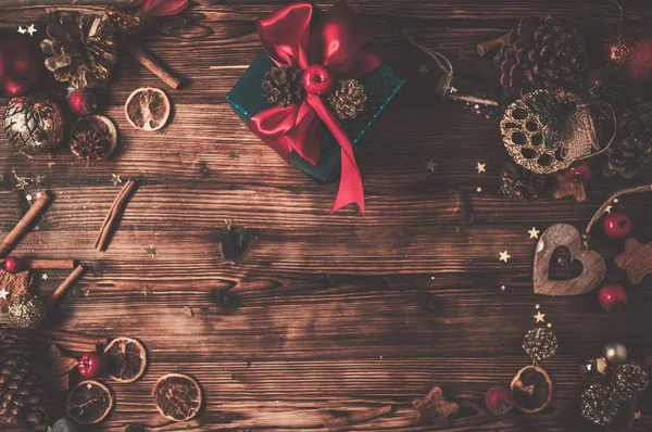 Ξύλινο τραπέζι με Χριστουγεννιάτικη διακόσμηση — Φωτογραφία Αρχείου