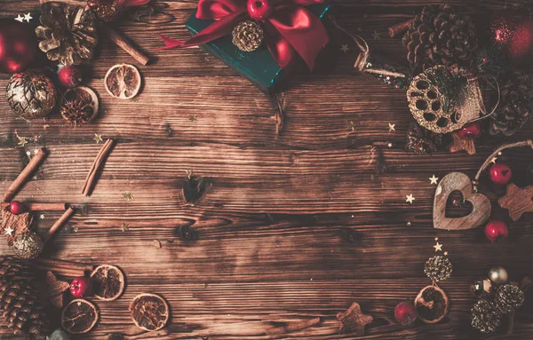 Dřevěný stůl s vánoční dekorace — Stock fotografie
