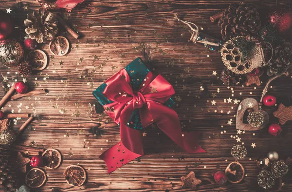 Noel dekorasyonu ile ahşap masa — Stok fotoğraf