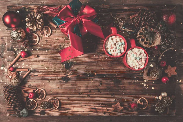 Christmas background and cup with marshmellow on wooden table — Φωτογραφία Αρχείου