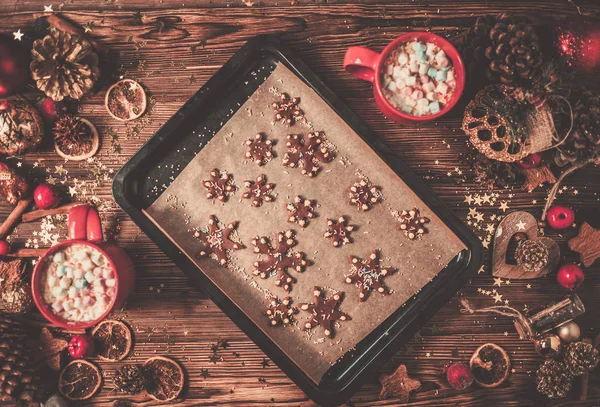 Vánoční pozadí a pohár s marshmellow na dřevěný stůl — Stock fotografie