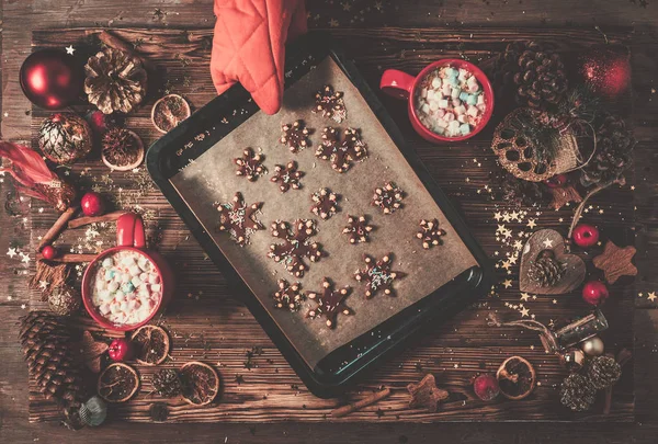 Weihnachten Hintergrund Und Tasse Mit Marshmellow Auf Holztisch — Stockfoto