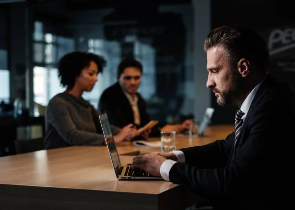 Medelålders affärsman på en telefon. — Stockfoto