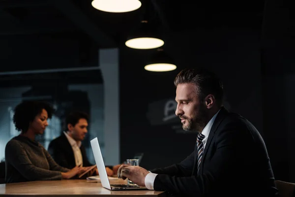 Middelbare leeftijd zakenman op een telefoon. — Stockfoto