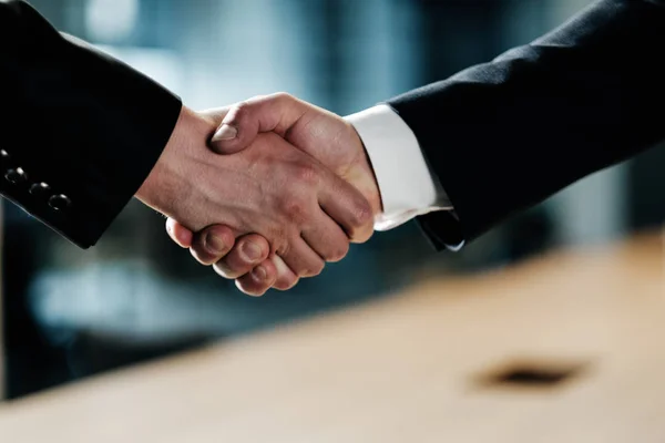 商务人士握手作为协议的标志 — 图库照片