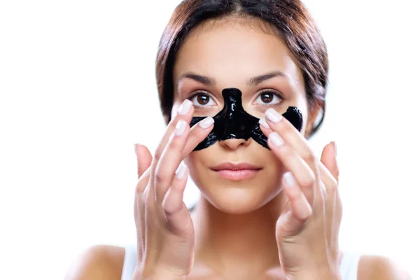 Красивая женщина использует угольную маску — стоковое фото