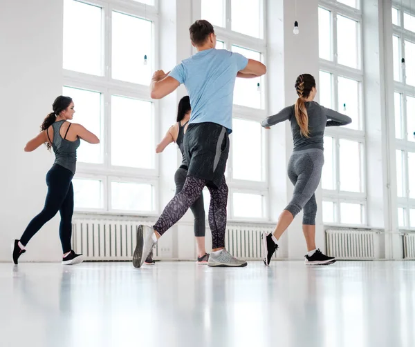 Bir grup genç insan fitness exercices yapıyor — Stok fotoğraf