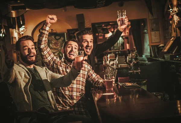 Oude vrienden plezier en drinken tapbier op toog in pub. — Stockfoto