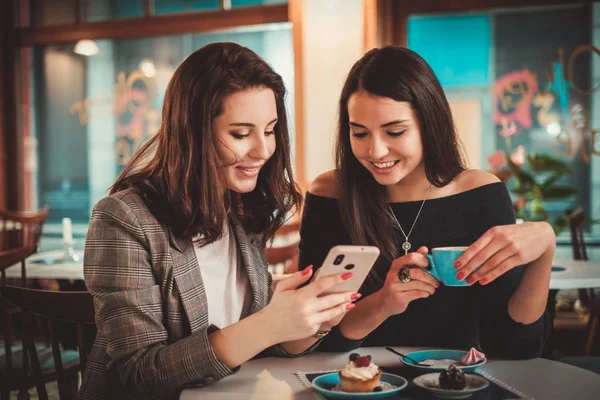 Beaufitul lächelnde Freundinnen machen Selfie — Stockfoto