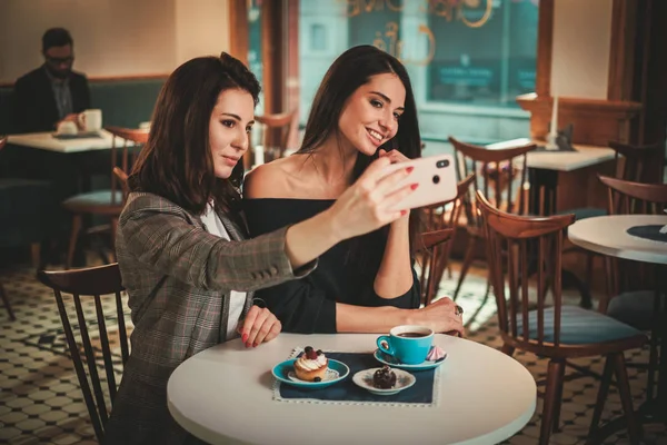 Beaufitul sorrindo namoradas tomando selfie — Fotografia de Stock