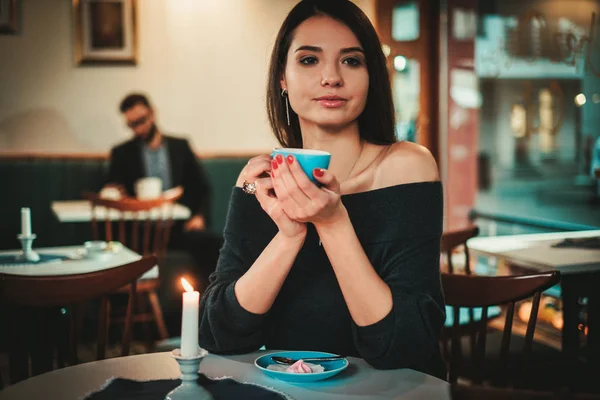 Schöne Frau sitzt im Restaurant — Stockfoto