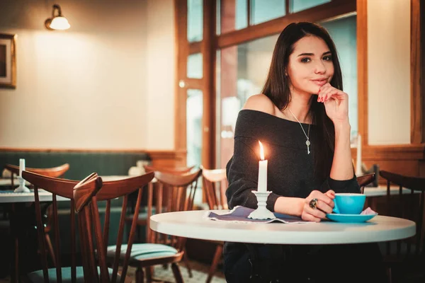 Gyönyörű nő ül az étteremben — Stock Fotó