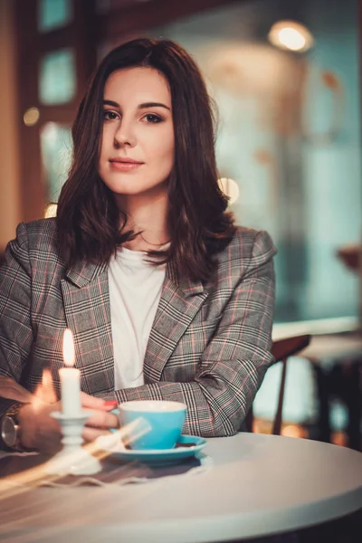 Krásná žena, sedící v restauraci — Stock fotografie