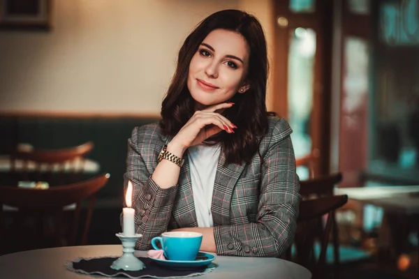 Beautiful woman sitting at the restaurant — Stock Photo, Image