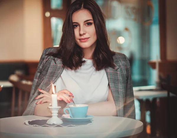 Hermosa mujer sentada en el restaurante — Foto de Stock