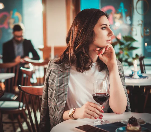 Krásná žena, sedící v restauraci — Stock fotografie