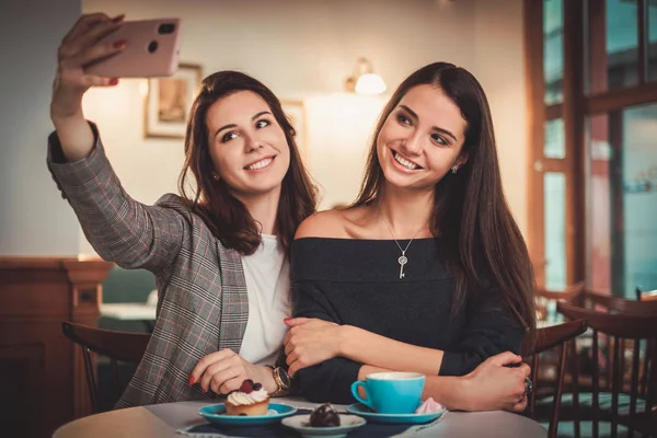 Beaufitul, uśmiechnięte dziewczyny, biorąc selfie — Zdjęcie stockowe