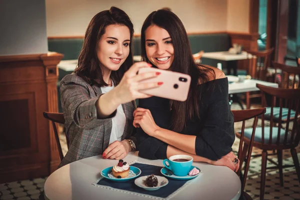 Beaufitul smiling girlfriends taking selfie — Stock Photo, Image