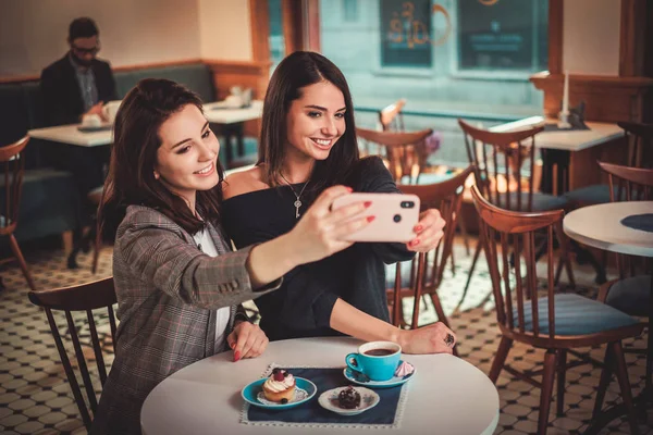 Beaufitul, uśmiechnięte dziewczyny, biorąc selfie — Zdjęcie stockowe