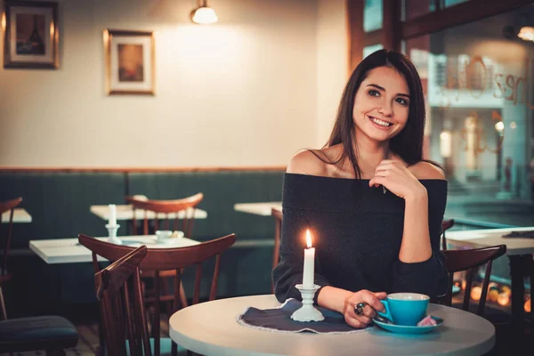 Vacker kvinna sitter på restaurangen — Stockfoto