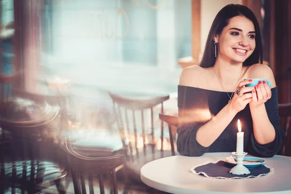 Schöne Frau sitzt im Restaurant — Stockfoto