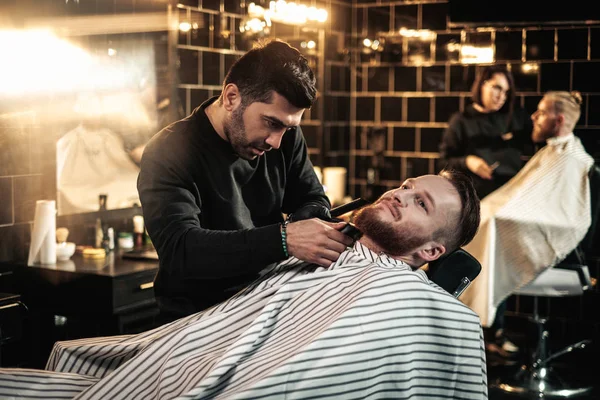 Klanten in de barbershop — Stockfoto
