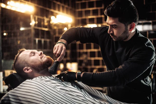 Clientes en barbería — Foto de Stock